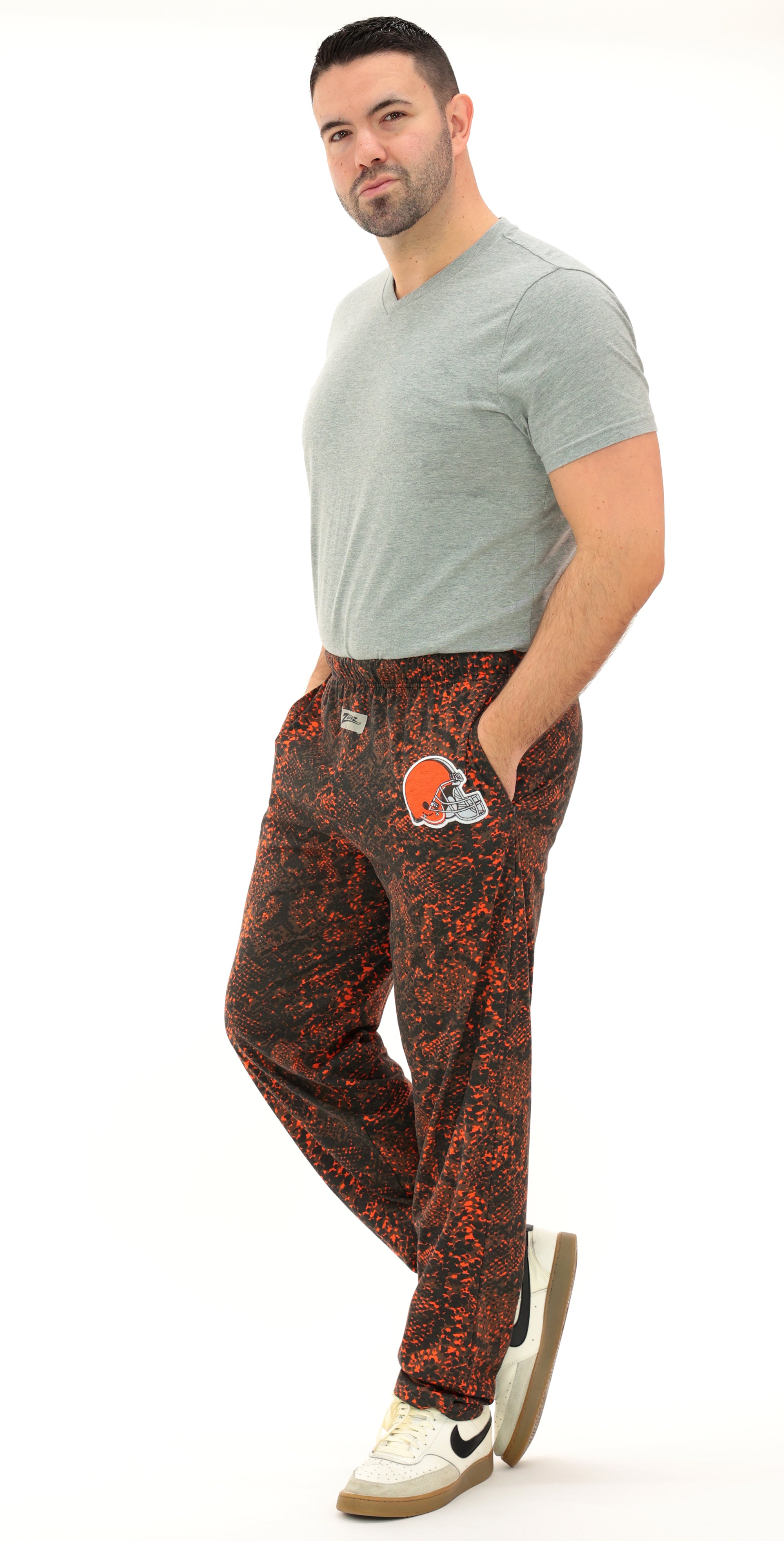 Zubaz NFL Adult Unisex Z88 Embroidered Post Pattern Pant, Cleveland Br
